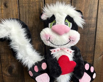 Valentines Day Skunk Wreath Attachment, Stinky Love Skunk, Valentines Day Decor Front Door, Heart Skunk, Fluffy Skunk Wreath Attachment