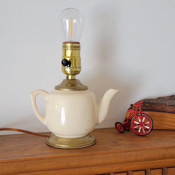Vintage Teapot Ceramic Novelty Lamp with Gold Trim, Accent/Mantle Lamp, 1950s-1970s