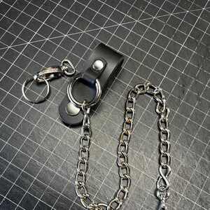 Cadena de billetera de eslabones sólidos de 14 pulgadas con presilla para cinturón de cuero negro.