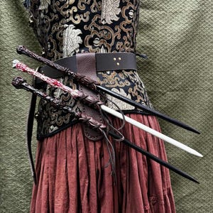 魔法使い、魔女、魔法使い用の調節可能なレザー トリプル ワンド ホルスター - LARP、コスプレ、ルネッサンスに最適です。