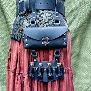 Custodia da cintura in pelle e porta pozioni con 4 bottiglie per alchimisti, dottori, medici o assassini. Cosplay rinascimentale e steampunk.