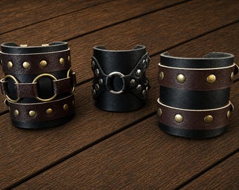 Polsini in pelle. Bracciale rinascimentale, costume vichingo, protezioni per le braccia da pirata e moda cosplay.