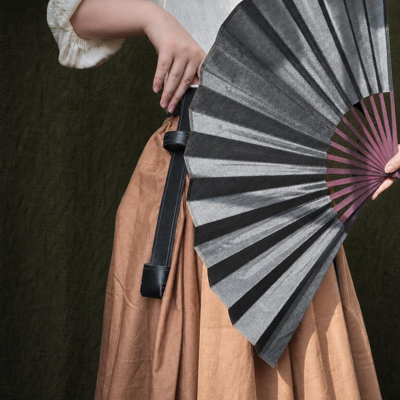 Hopfällbar fläkt med läderhölster: Renässans pirat steampunk-tillbehör bild 1