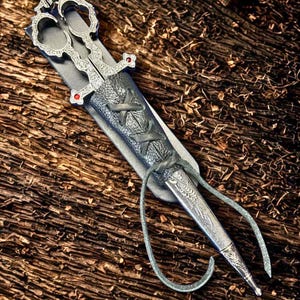 Sztylet nożycowy z żabą skórzaną