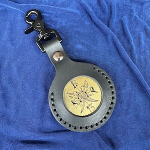 Monedero de cuero para desafío. Funda de cuero con llavero para monedas para renacimiento, krewes, clubes y aficionados.