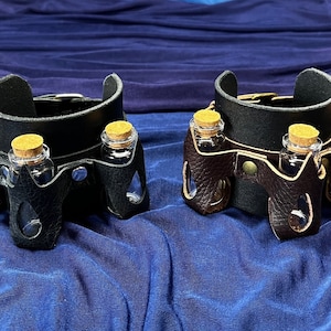 Brazalete de cuero con forma de botella de poción. Pulsera renacentista, moda para magos, brujos, alquimistas, LARP, piratas y cosplay.