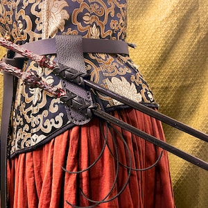 魔法使い、魔女、魔法使い用の調節可能なレザー ダブル ワンド ホルスター - LARP、コスプレ、ルネッサンスに最適です。