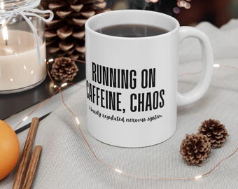 Auf Koffeinchaos laufen und ein kaum reguliertes Nervensystem Tasse | Lustiges Mama Geschenk | Millennial Mentale Gesundheit Tasse | 11oz oder 15oz