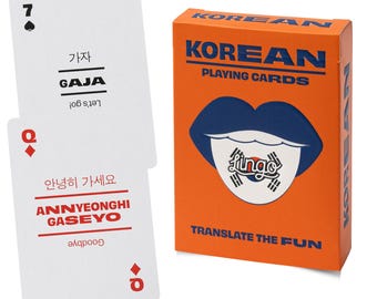 Puede incluir: Un mazo de cartas coreanas en una caja naranja con texto azul que dice KOREAN PLAYING CARDS y un gráfico de labios azules con la bandera de Corea del Sur. Se muestran dos cartas blancas, un 7 de picas y una reina de diamantes.