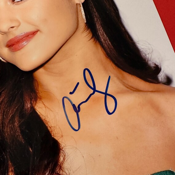 ARIANA GRANDE - Authentic Hand-signed Photo Autograph With  display picture 1