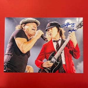 Angus Young / AC/DC - Authentieke, met de hand ondertekende foto met handtekening