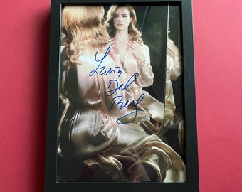 Gerahmtes LANA DEL REY – authentisches handsigniertes Fotoautogramm mit Echtheitszertifikat