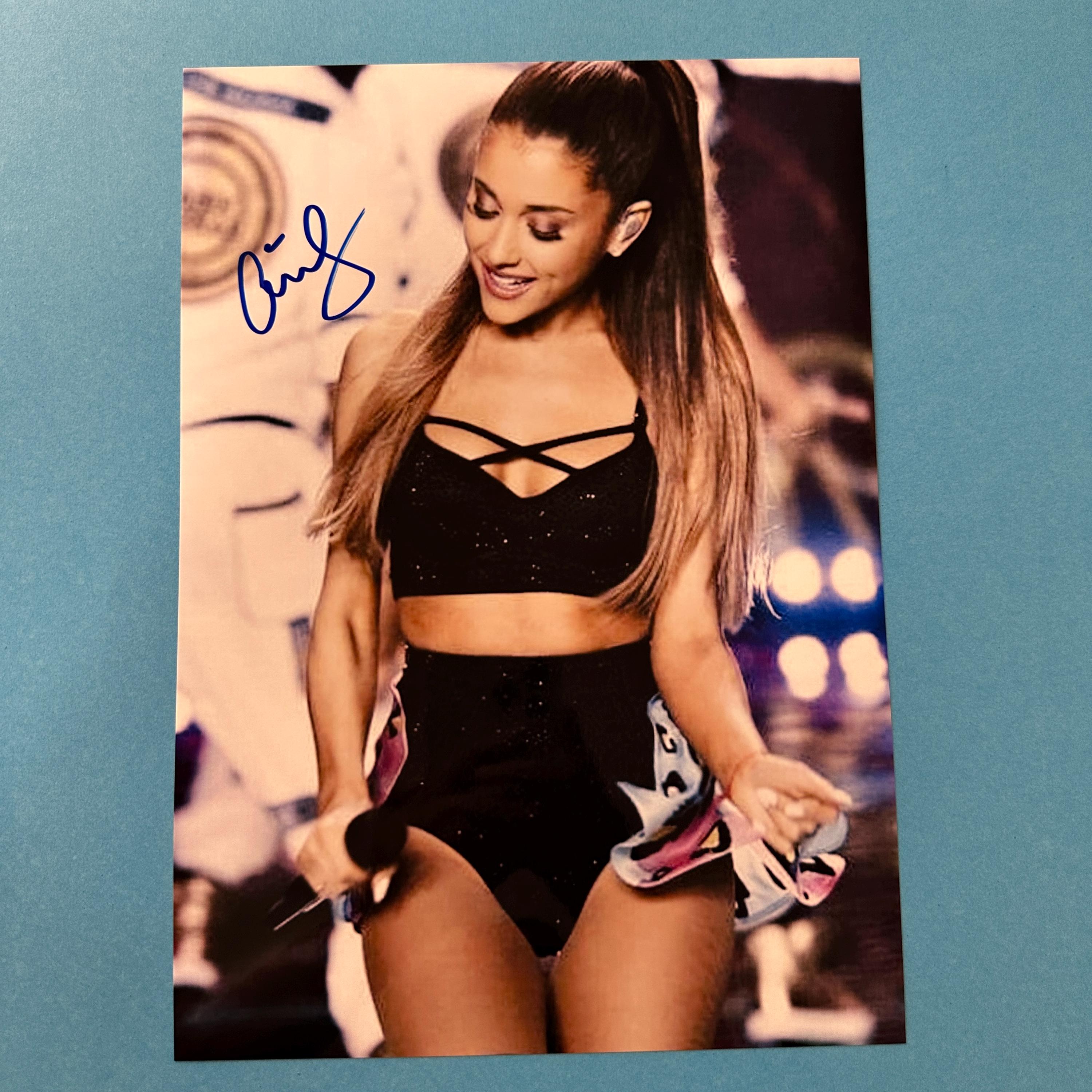 セール中…アリアナ・グランデ直筆サイン入り超大型写真…Ariana Grande アリアナ・グランデ直筆サイン入り超大型写真…Ariana Grande…の通販 by