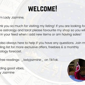 Pu&ograve; includere: Immagine con la parola "WELCOME!" in grassetto nero. Il testo sottostante d&agrave; il benvenuto ai visitatori e menziona l'astrologia e i tarocchi. Include una foto di una persona con un vestito rosso. Il testo fornisce anche un handle TikTok.