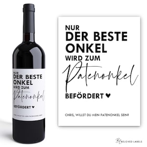 Könnte beinhalten: Ein schwarz-weißes Weinetikett mit dem Text "Nur der beste Onkel wird zum Patenonkel befördert" und einem Herzsymbol. Das Etikett enthält auch den Text "Chris, willst du mein Patenonkel sein?"