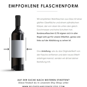 May include: A red wine bottle with a white label. The text on the image reads "EMPFOHLENE FLASCHENFORM" and "Bordeauxflaschen 0,751 eignen sich in aller Regel sehr gut f&uuml;r unsere Etiketten, genau wie links auf der Abbildung zu sehen ist."  The text also reads "AUF DER SUCHE NACH WEITEREN ETIKETTEN? Diese findest du in unserem Etsy-Shop unter WWW.BELOVEDLABELSSHOP.ETSY.COM".