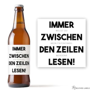 Könnte beinhalten: Eine braune Bierflasche mit einem weißen Etikett, auf dem in schwarzer Schrift "IMMER WILLST DU ZWISCHEN MEIN PATENONKEL DEN ZEILEN WERDENT LESEN!" steht.
