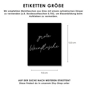 May include: Black and white image of a wine bottle label template with the text "gro&szlig;e Weinflasche" and measurements in centimeters. The text "ETIKETTEN GR&Ouml;BE" is at the top of the image. The text "AUF DER SUCHE NACH WEITEREN ETIKETTEN? Diese findest du in unserem Etsy-Shop unter WWW.BELOVEDLABELSSHOP.ETSY.COM" is at the bottom of the image.
