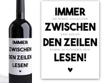 May include: A black and white wine bottle label with the text "IMMER ZWISCHEN DEN ZEILEN LESEN!" and "KOMMT IM NOVEMBER 2024!"  The label also includes the text "IHR WERDET GROBELTERN" and "BABY MÜLLER".