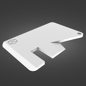 Puede incluir: Llavero multiherramienta blanco con un logotipo geométrico y una variedad de herramientas, que incluyen un abridor de botellas, una palanca y un destornillador de cabeza plana.