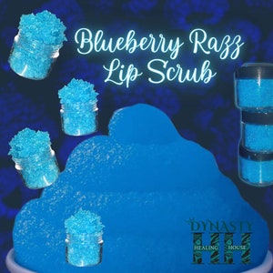 Könnte beinhalten: Blauer und weißer Lippenpeeling in kleinen Glasbehältern mit blauem Hintergrund und dem Text "Blueberry Razz Lip Scrub" und "Dynasty Healing House".