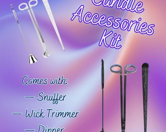 Op de afbeelding: Een kaarsenaccessoireset met een snuffer, wicksnijder en dipper. De afbeelding toont de gereedschappen in zilver en zwart, met de tekst "Candle Accessories Kit" en "Comes with: Snuffer, Wick Trimmer, Dipper".