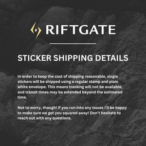 K&ouml;nnte beinhalten: Bild mit dem Text "RIFTGATE" und "STICKER SHIPPING DETAILS". Der Text erkl&auml;rt, dass Aufkleber mit einer normalen Briefmarke und einem einfachen wei&szlig;en Umschlag verschickt werden, um die Versandkosten niedrig zu halten. Eine Sendungsverfolgung ist nicht verf&uuml;gbar.