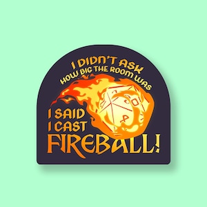 Puede incluir: Una pegatina con un fondo morado oscuro y un dado D20 envuelto en llamas naranjas. El texto dice "I DIDN'T ASK HOW BIG THE ROOM WAS, I SAID I CAST FIREBALL!" en amarillo y naranja.