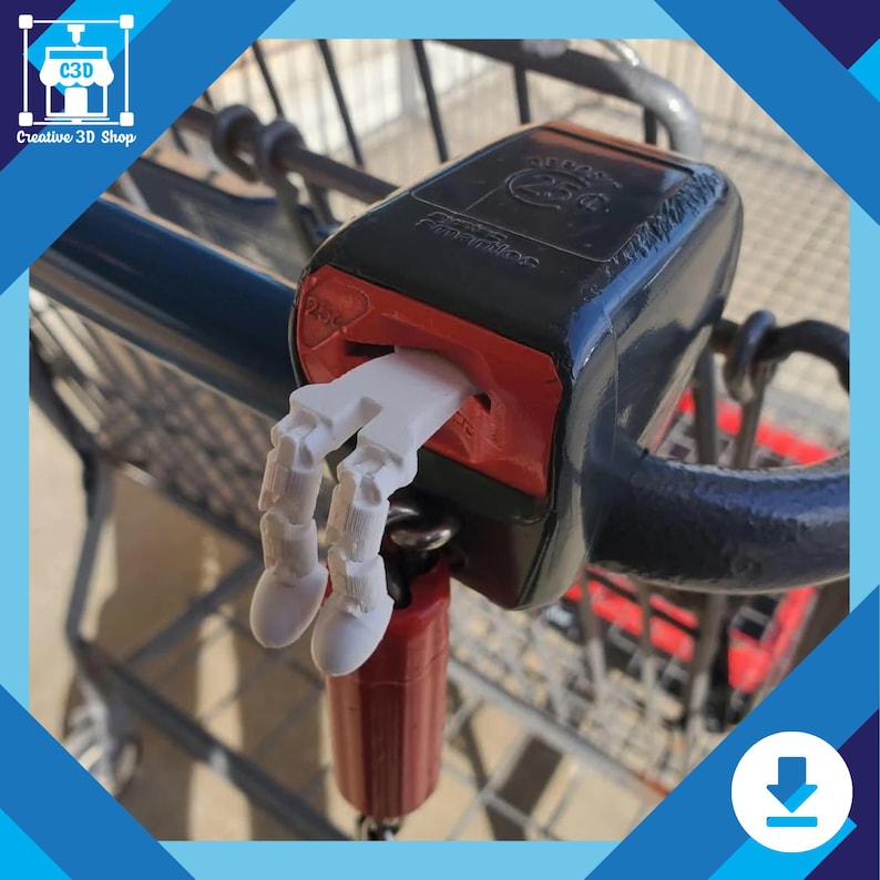 Puede incluir: Un llavero de mano de robot blanco impreso en 3D, sujeto a un carrito de compras. El llavero cuelga del asa del carrito.