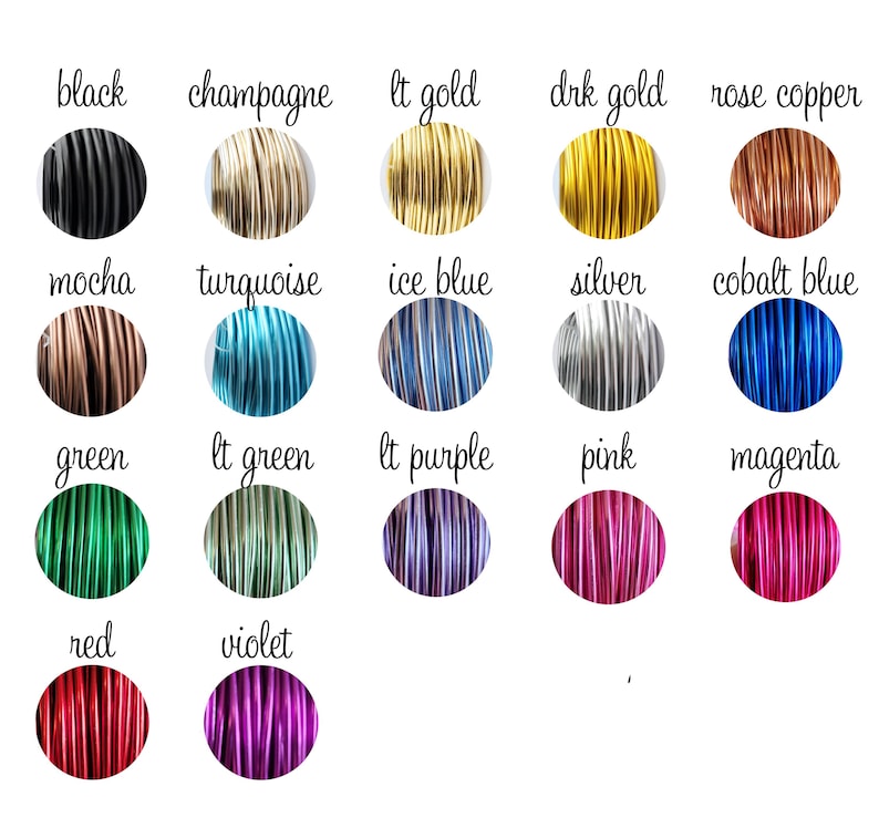 Op de afbeelding: Een verzameling gekleurde draadspoelen, elk gelabeld met een kleurnaam. Kleuren zijn onder meer zwart, champagne, lichtgoud, donkergoud, rozenkoper, mokka, turquoise, ijsblauw, zilver, kobaltblauw, groen, lichtgroen, lichtpaars, roze, magenta, rood en violet.