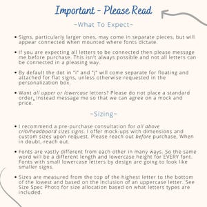 Op de afbeelding: Een cr&egrave;mekleurige pagina met de kop "Important - Please Read" in een scriptlettertype. De tekst legt details uit over borden, inclusief afmetingen, lettertypevariaties en aanpassingsopties. Informatie is georganiseerd in opsommingstekens.