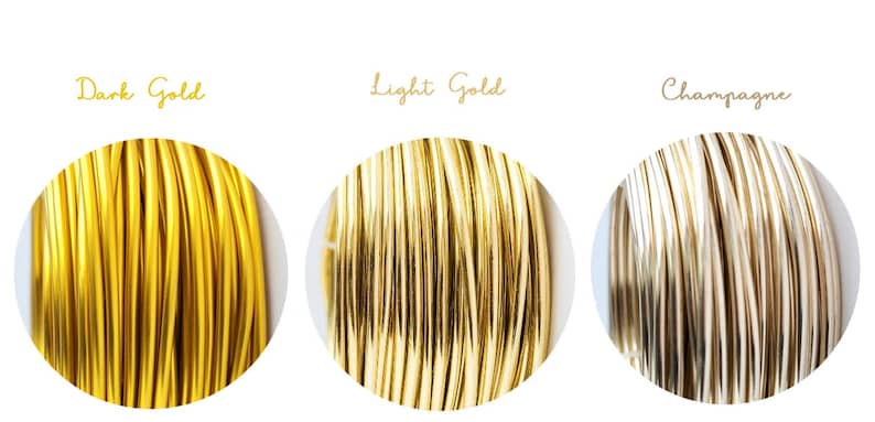 Op de afbeelding: Close-up van drie cirkelvormige displays van goudkleurige draad in verschillende tinten. De tekst boven elke cirkel luidt "Dark Gold", "Light Gold" en "Champagne". De draad is strak opgerold en toont de verschillende metallic tinten.