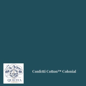 Puede incluir: Tela de color verde azulado con el texto "Confetti Cotton Colonial". El logotipo de The Quiltea Corner está en la esquina inferior izquierda. El logotipo presenta una cordillera, una aguja e hilo y una taza de té.