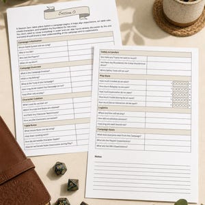Peut inclure: Deux feuilles de papier blanches intitulées Session 0 avec des champs imprimés pour les informations de campagne, la sécurité, la logistique et les objectifs. Cinq dés polyédriques à motifs vert foncé et dorés sont posés à côté.