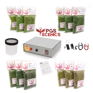 Może przedstawiać: Zestaw materiałów do modelarstwa, w tym worki z zielonymi liśćmi, szara skrzynka do flokowania, biały pojemnik i różne elementy elektryczne. Widoczne jest logo PGS Scenics.