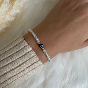 Pearl bracelet white with blue evil eye / Nazar boncuk - 10034