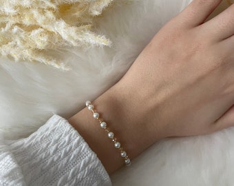 Perlenarmband mit weißen Perlen und beigen Kristallperlen