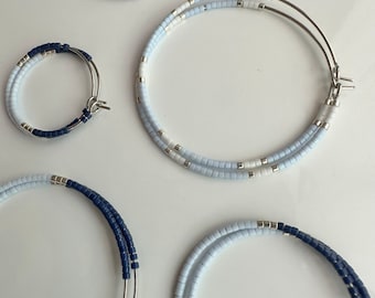 Carolina-blauwe kralenoorbellen - School Spirit Hoops - Minimalistische sieraden - Teamkleuren - UNC - College Sports - Statement sieraden