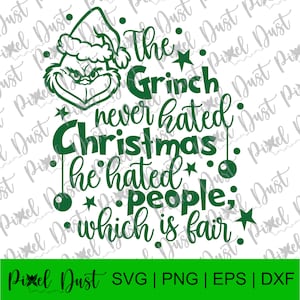 Op de afbeelding: Groen Grinch-personage met een kerstmanmuts en de tekst "De Grinch heeft Kerstmis nooit gehaat, hij haatte mensen; wat eerlijk is."