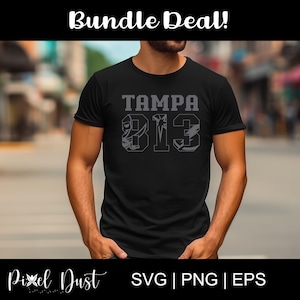 Puede incluir: Camiseta negra con la palabra "TAMPA" encima del número "813" en gris. La camiseta tiene cuello redondo y mangas cortas. El texto "Bundle Deal!" está en la parte superior de la imagen. La parte inferior de la imagen tiene el texto "Pixel Dust" y "SVG | PNG | EPS".
