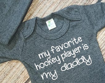 Conjunto de pijama para bebé con temática de hockey: "Mi jugador de hockey favorito es papá".