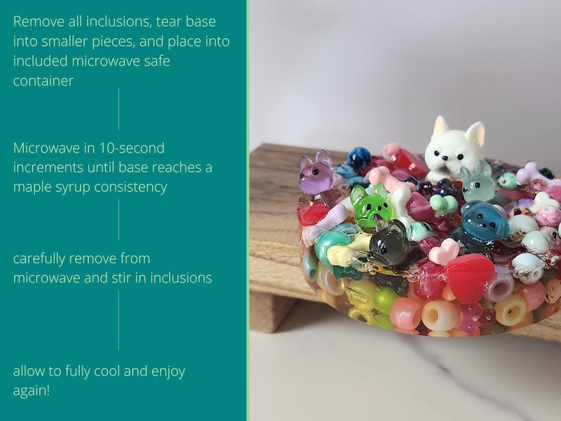 K&ouml;nnte beinhalten: Ein farbenfrohes Kunstwerk aus Harz mit verschiedenen kleinen Tierfiguren und Perlen. Das St&uuml;ck enth&auml;lt einen wei&szlig;en Hund, einen blauen B&auml;ren und andere Tierfiguren. Der Text auf der linken Seite enth&auml;lt Gebrauchsanweisungen.