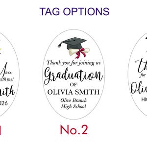 K&ouml;nnte beinhalten: Ovale Abschluss-Tags mit Text und Grafiken. Die Tags zeigen eine Abschlusskappe, den Namen "Olivia Smith" und den Text "Vielen Dank, dass Sie mit mir gefeiert haben!" oder "Vielen Dank f&uuml;r Ihre Teilnahme".