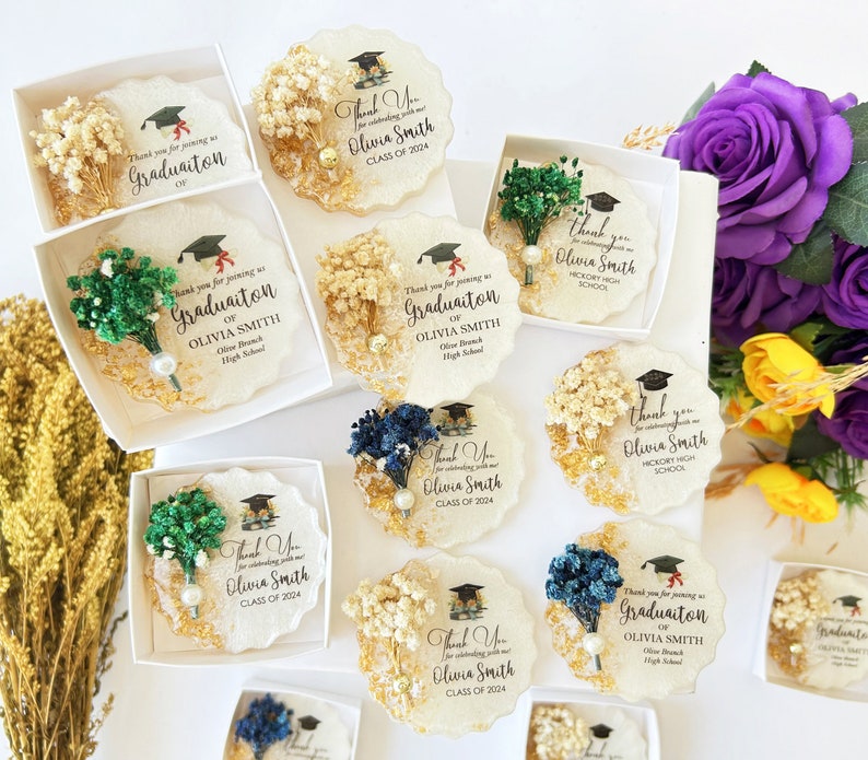 K&ouml;nnte beinhalten: Abschlussgeschenke mit Untersetzern aus Kunstharz mit Trockenblumen und goldenen Akzenten. Jeder Untersetzer hat ein einzigartiges Design und enth&auml;lt den Text "Thank you for joining Graduation of Olivia Smith Class of 2024".