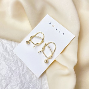 Boucles d'oreilles pendantes en forme de ligne torsadée • Design minimaliste ludique • Oreilles sensibles • Cadeau pour elle