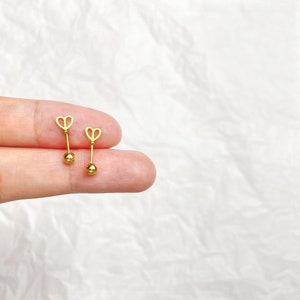 Boucles d'oreilles à visser en forme de coeur pour cartilage • Design minimaliste et ludique • Cadeau pour elle