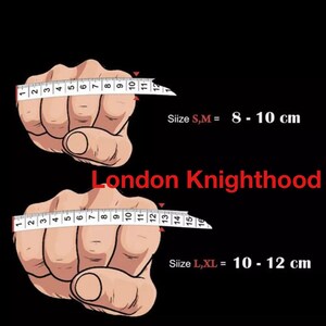 Op de afbeelding: Illustratie van twee handen met een meetlint om de knokkels. De tekst "Siize S,M = 8 - 10 cm" en "Siize L,XL = 10 - 12 cm" wordt onder de handen weergegeven. De tekst "London Knighthood" bevindt zich in het midden van de afbeelding.