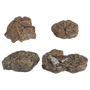 Puede incluir: Cuatro rocas artificiales de diversas formas y tamaños. Las rocas son principalmente marrones con acentos verdes y beige, imitando formaciones rocosas naturales. Ideal para la decoración de acuarios o terrarios.