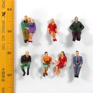 32 Stück Miniatur 1:48 Sitzende Figuren für Modelleisenbahn Diorama Landschaft Bastelbedarf
