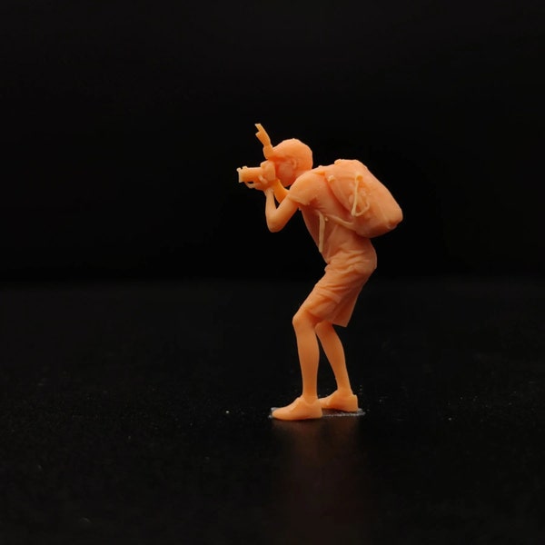 Backpacker taking photos Miniature Unpainted Figure 1/64 1/50 1/43 1/35 1/24 1/18 Scale Model Scene Layout Accessories Diorama Supplies